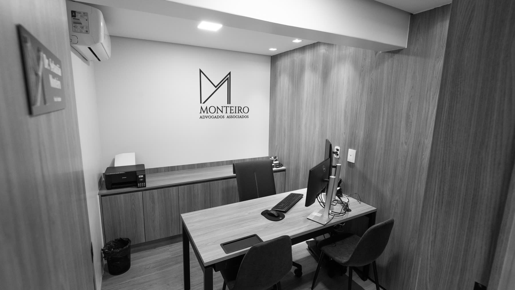 Ambiente corporativo em preto e branco